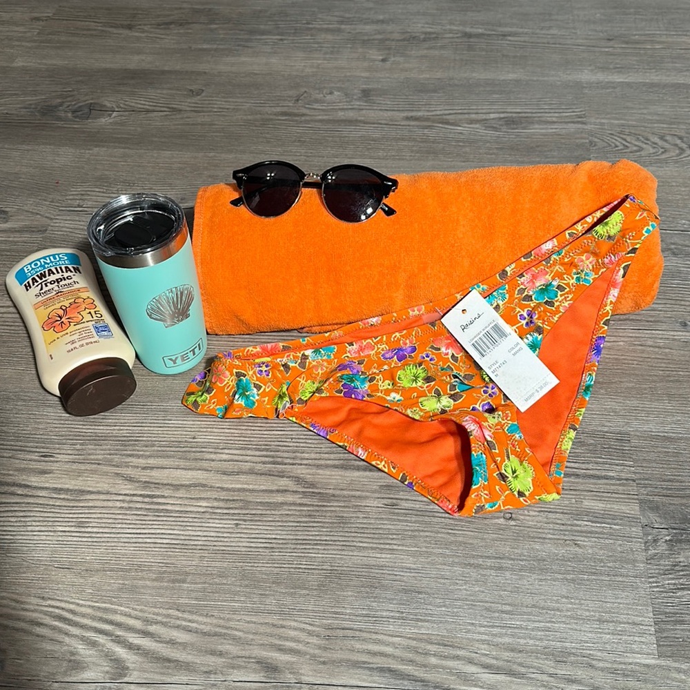🥭🧡Super cute Raisins lowrider w/ slight ruffle swim wear Size M color mango
